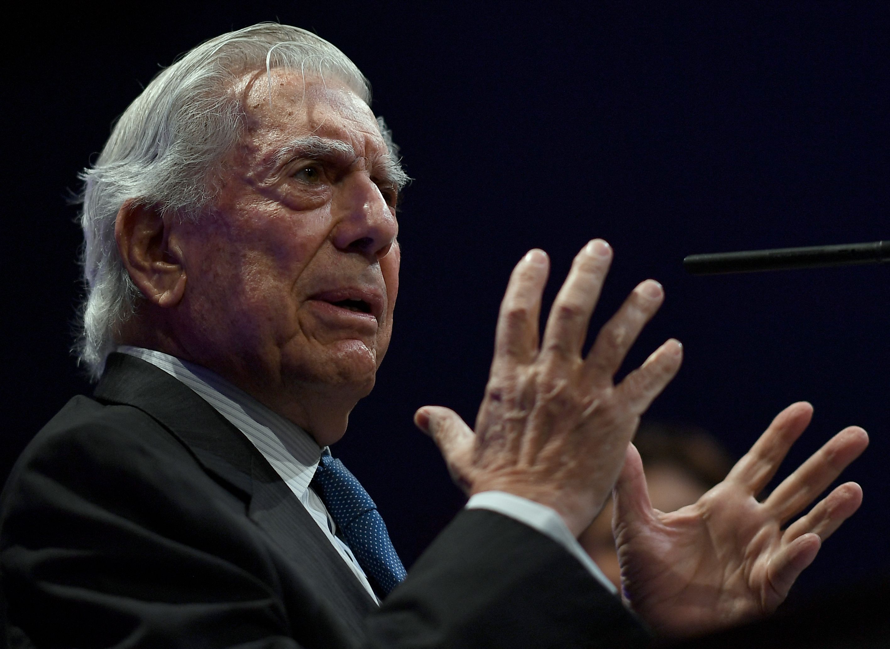 Vargas Llosa presenta problemas de salud por contagio de coronavirus.  (Foto Prensa Libre: Pierre-Philippe Marcou/AFP).