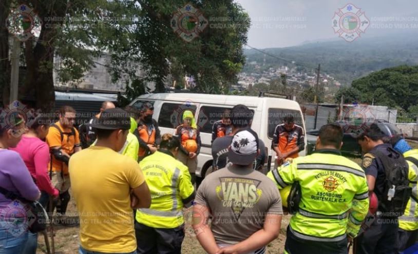 Brigadas de rescate se organizan para buscar a Dilan Esteban Martín Cárdenas. (Foto Prensa Libre: @BMunicipalesCV)