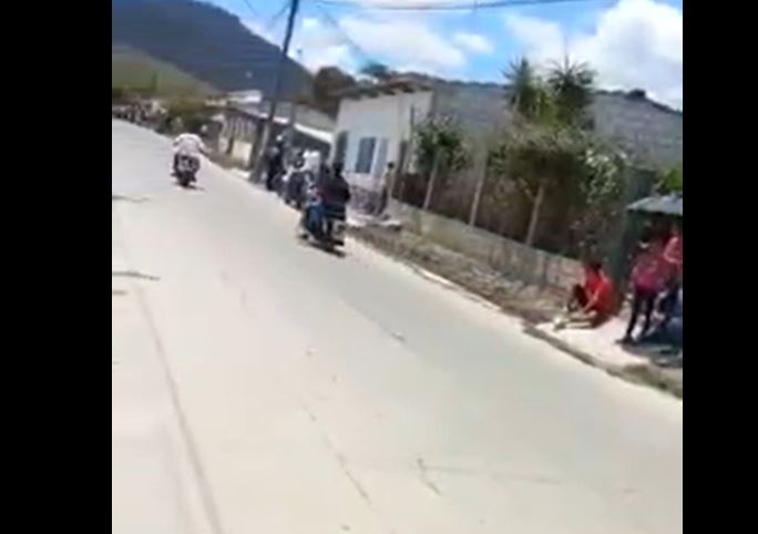 Lugar donde se registró un accidente entre motocicletas que participaban en una carrera clandestina en San Pedro Pinula, Jalapa. (Foto Prensa Libre: Tomada del video de Noticiero Regional de Jalapa)