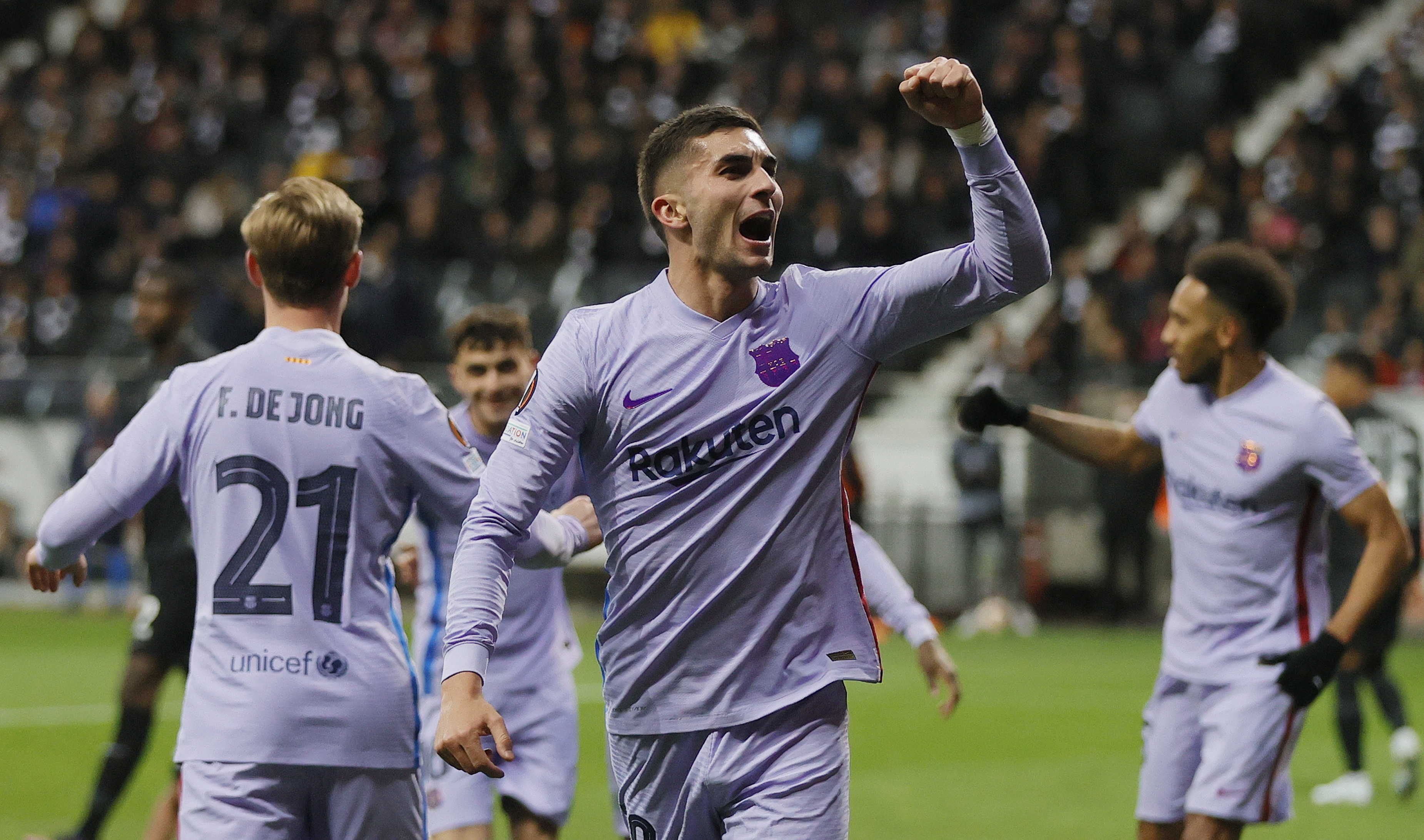 Frankfurt (Germany), 07/04/2022.- Ferran Torres of Barcelona celebrates scoring the 1-1 during the UEFA Europa League quarter final, first leg soccer match between Eintracht Frankfurt and FC Barcelona in Frankfurt, Germany, 07 April 2022. (Alemania) EFE/EPA/RONALD WITTEK