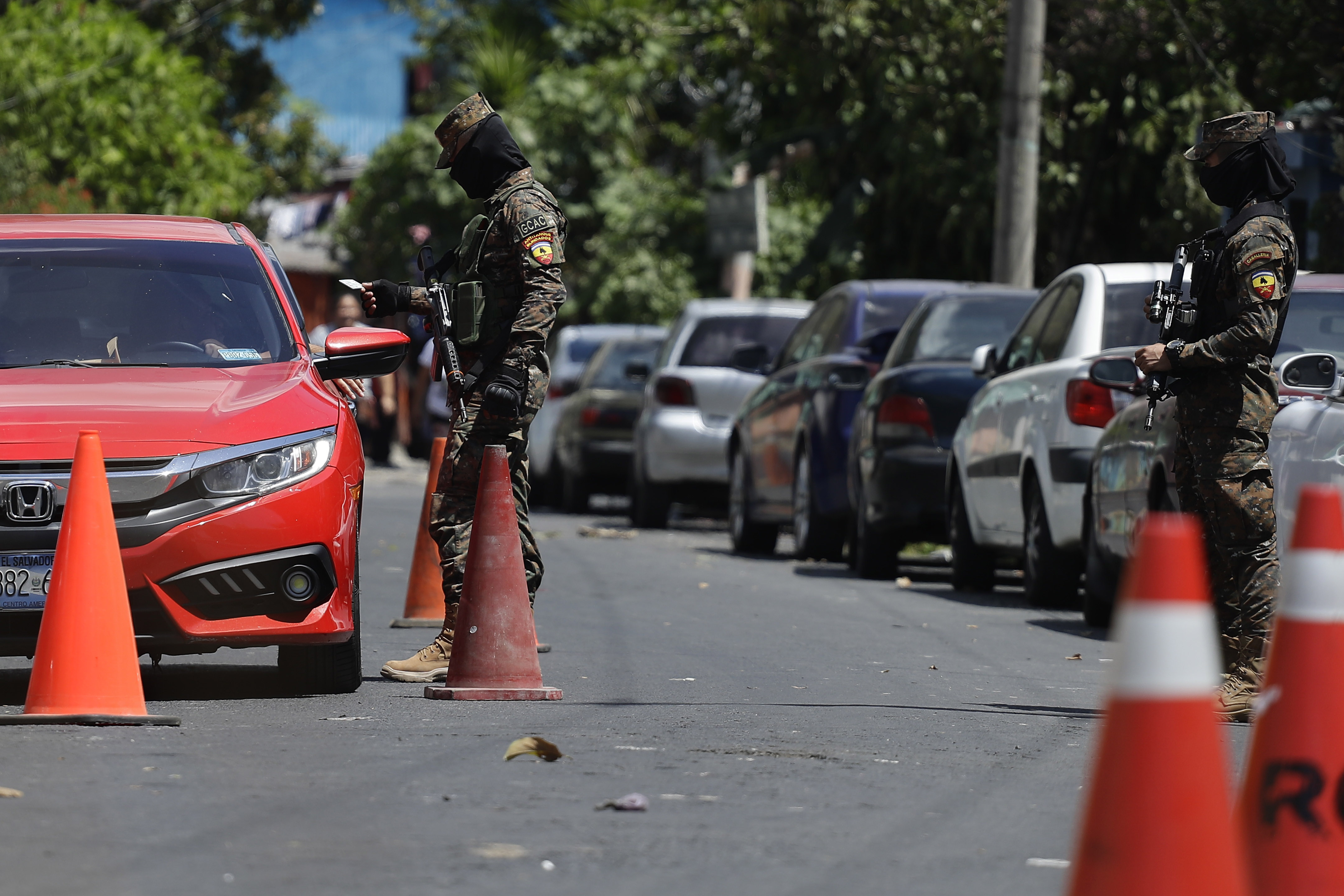 El gobierno de El Salvador incrementó los operativos antipandillas y las autoridades guatemaltecas temen que delincuentes crucen la frontera huyendo de las fuerzas de seguridad. (Foto Prensa Libre: EFE)