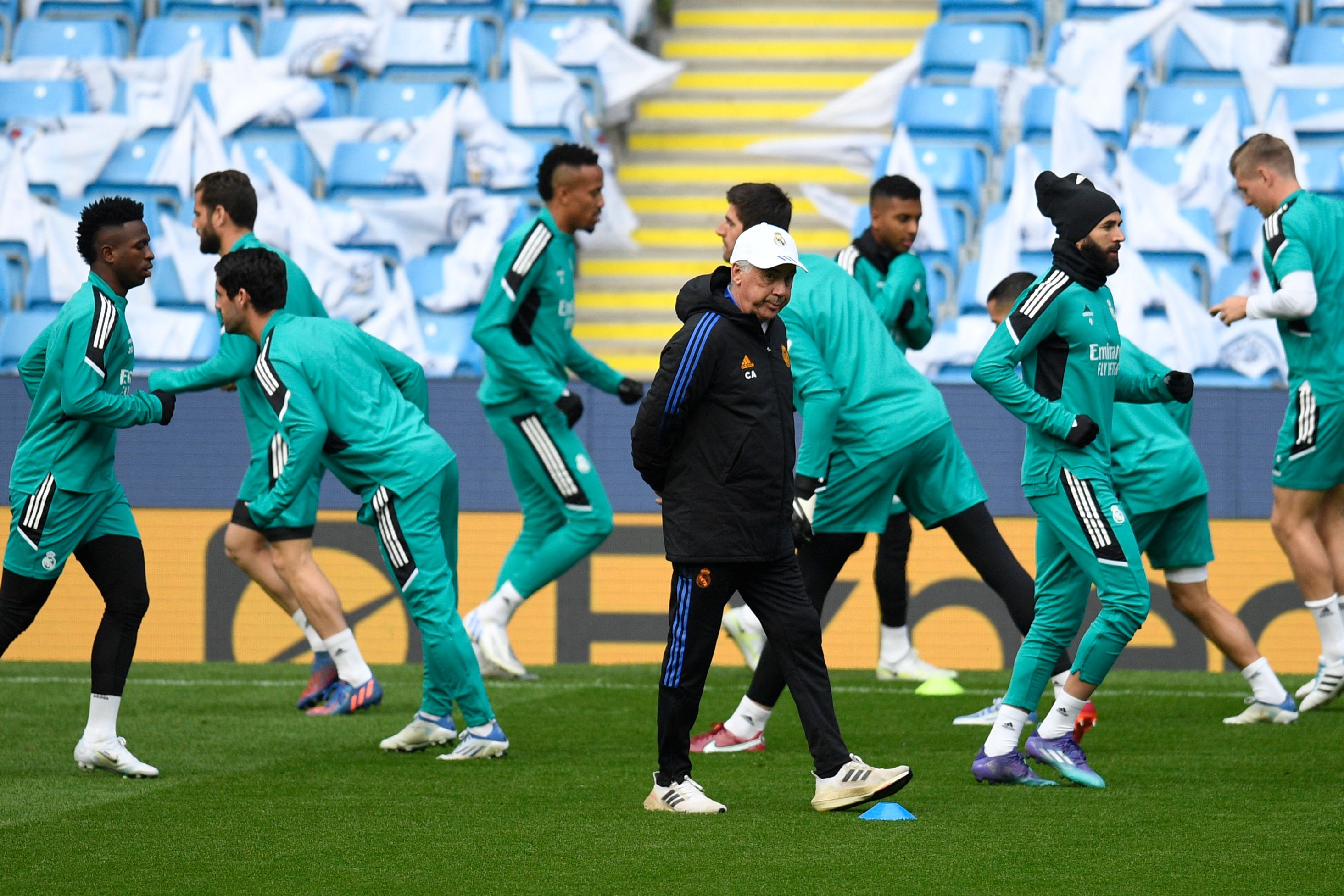 Carlo Ancelotti  durante la práctica del equipo el Etihad Stadium. (Foto: Prensa Libre AFP)