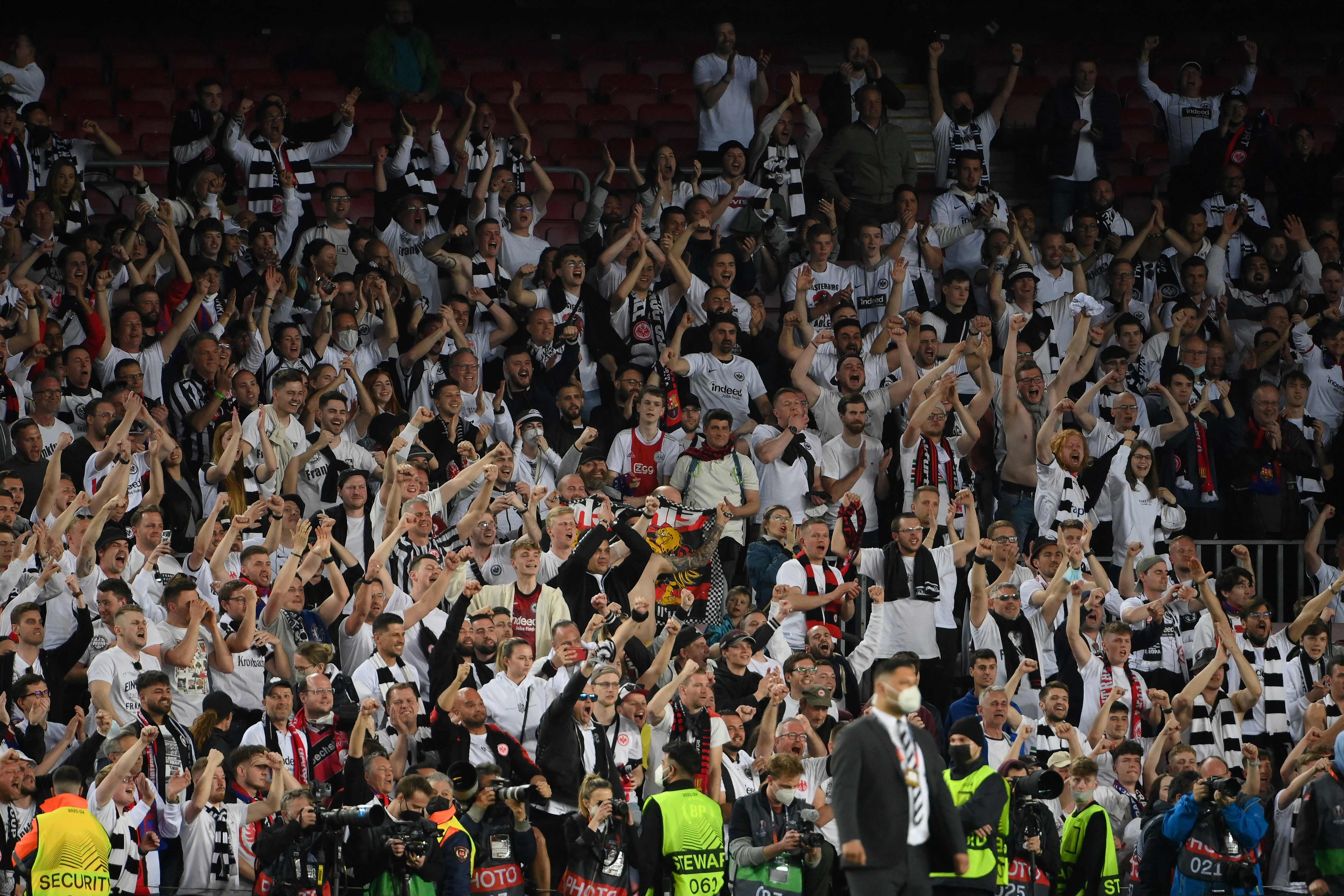 Seguidores aplauden mientras los jugadores del Eintracht Frankfurt celebran el partido de vuelta de los cuartos de final de la Europa League entre el FC Barcelona y el Eintracht Frankfurt en el estadio Camp Nou de Barcelona el 14 de abril de 2022.
(Foto Prensa Libre: AFP)