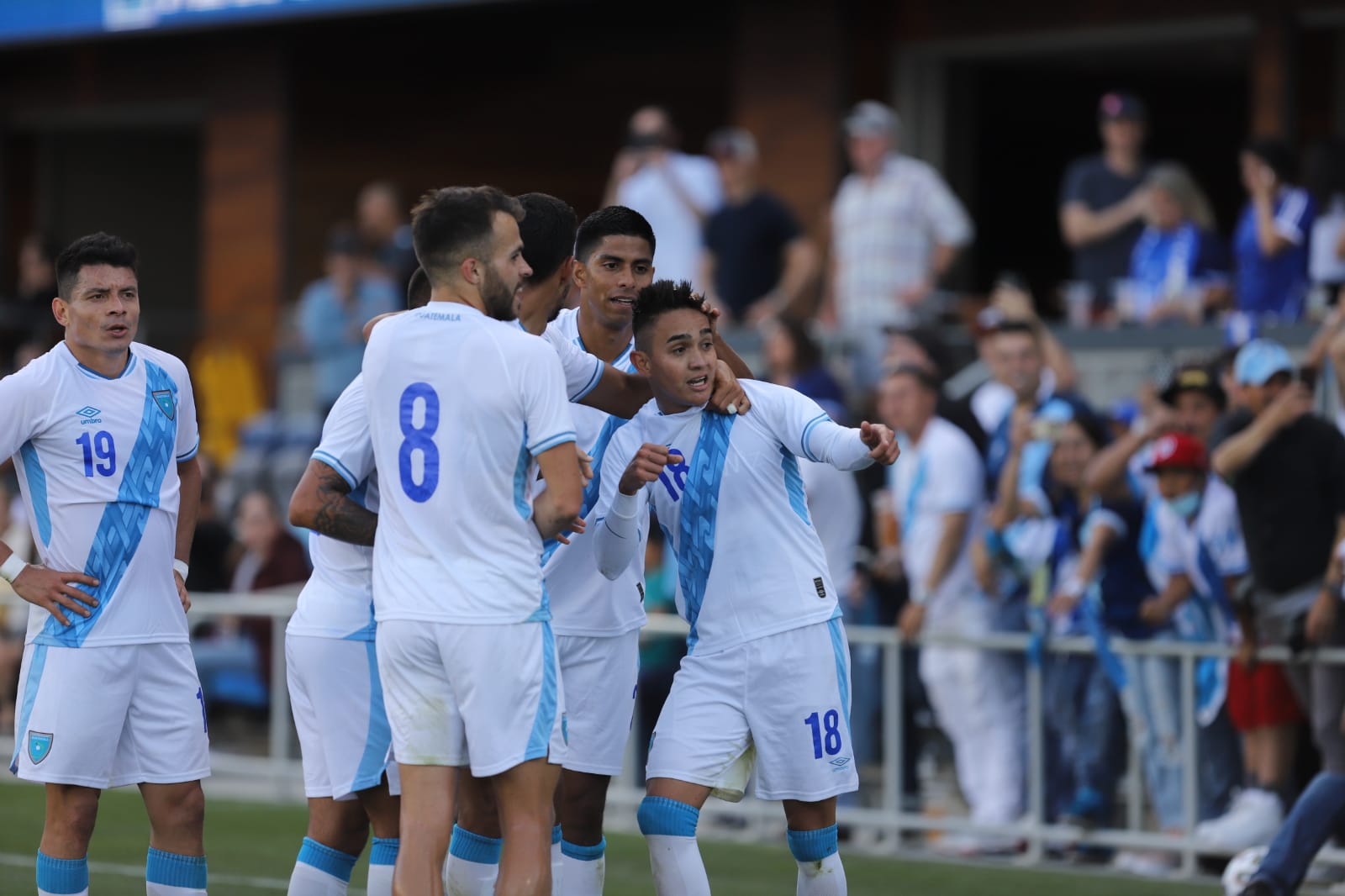 Óscar Santis fue la figura del juego ante los salvadoreños. (Foto: Prensa Libre JA Master Events)