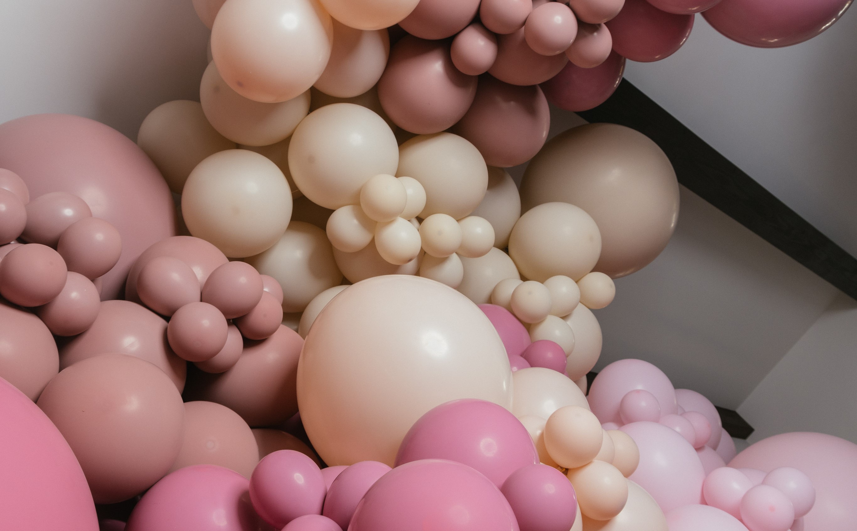 Al parecer, la pandemia ha impulsado el interés por los globos acomodados en diseños complejos y elaborados. (Foto: Michael Tyrone Delaney/The New York Times).