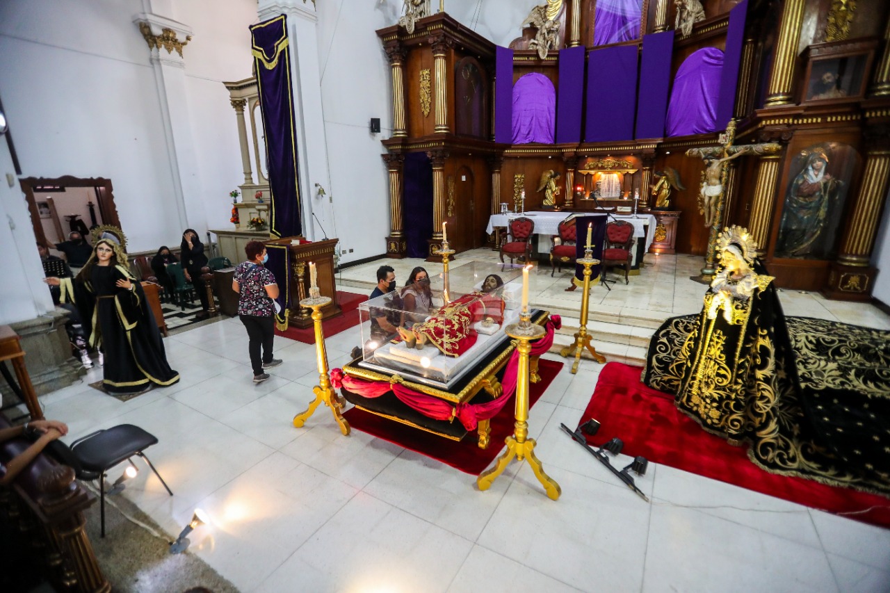 El área hotelera de las zonas 9 y 10 espera afluencia de personas por el nuevo recorrido de la procesión del Cristo Yacente del Calvario este Viernes Santo (Foto, Prensa Libre: Juan Diego González).