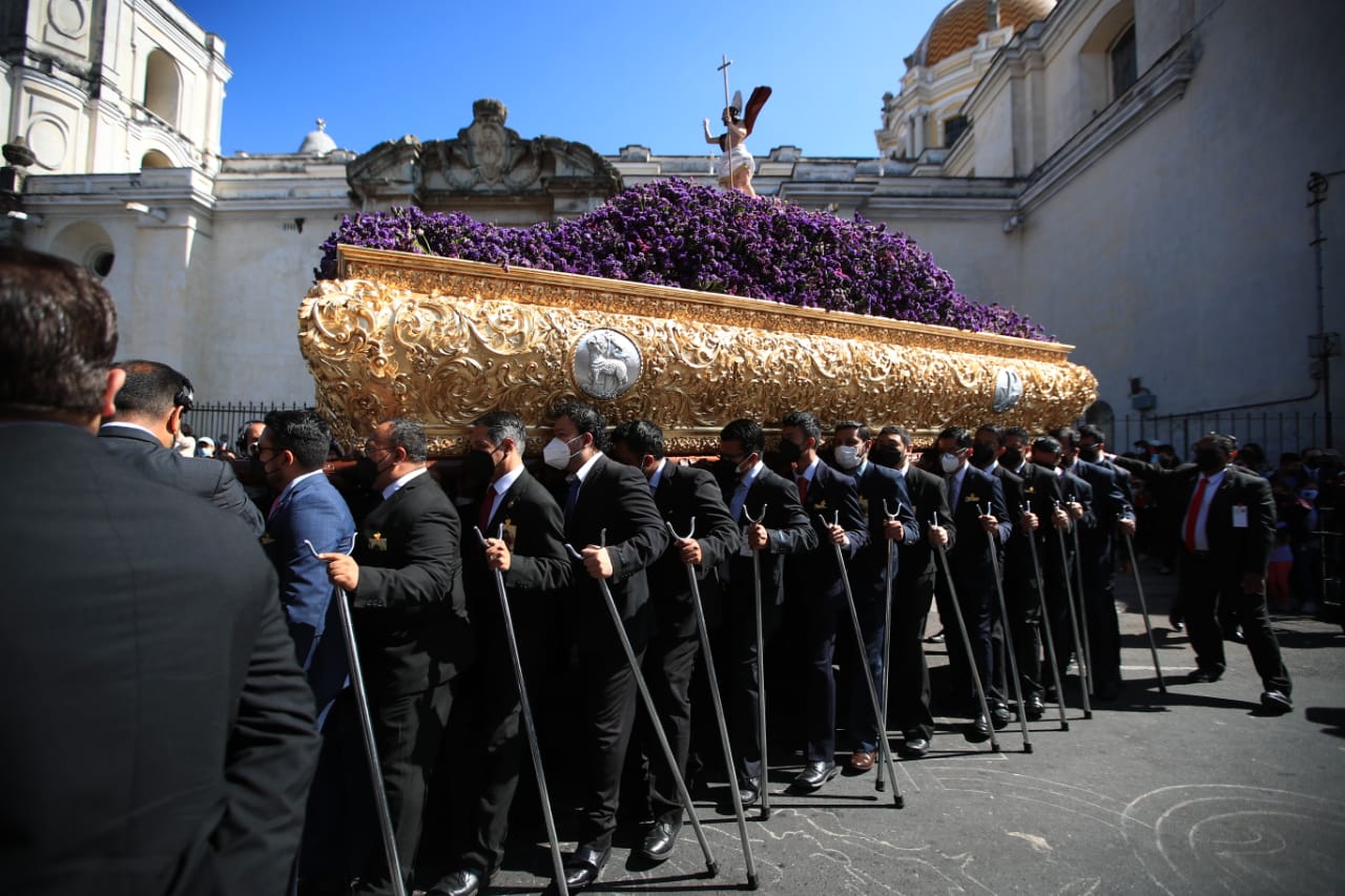 Fieles católicos celebran hoy la resurrección de Jesús tras ser crucificado. (Foto Prensa Libre: Carlos Hernández)