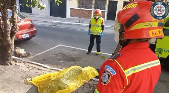 Una de las personas sin vida localizadas en la zona 4 el domingo 3 de abril del 2022. (Foto Prensa Libre: Bomberos Municipales)