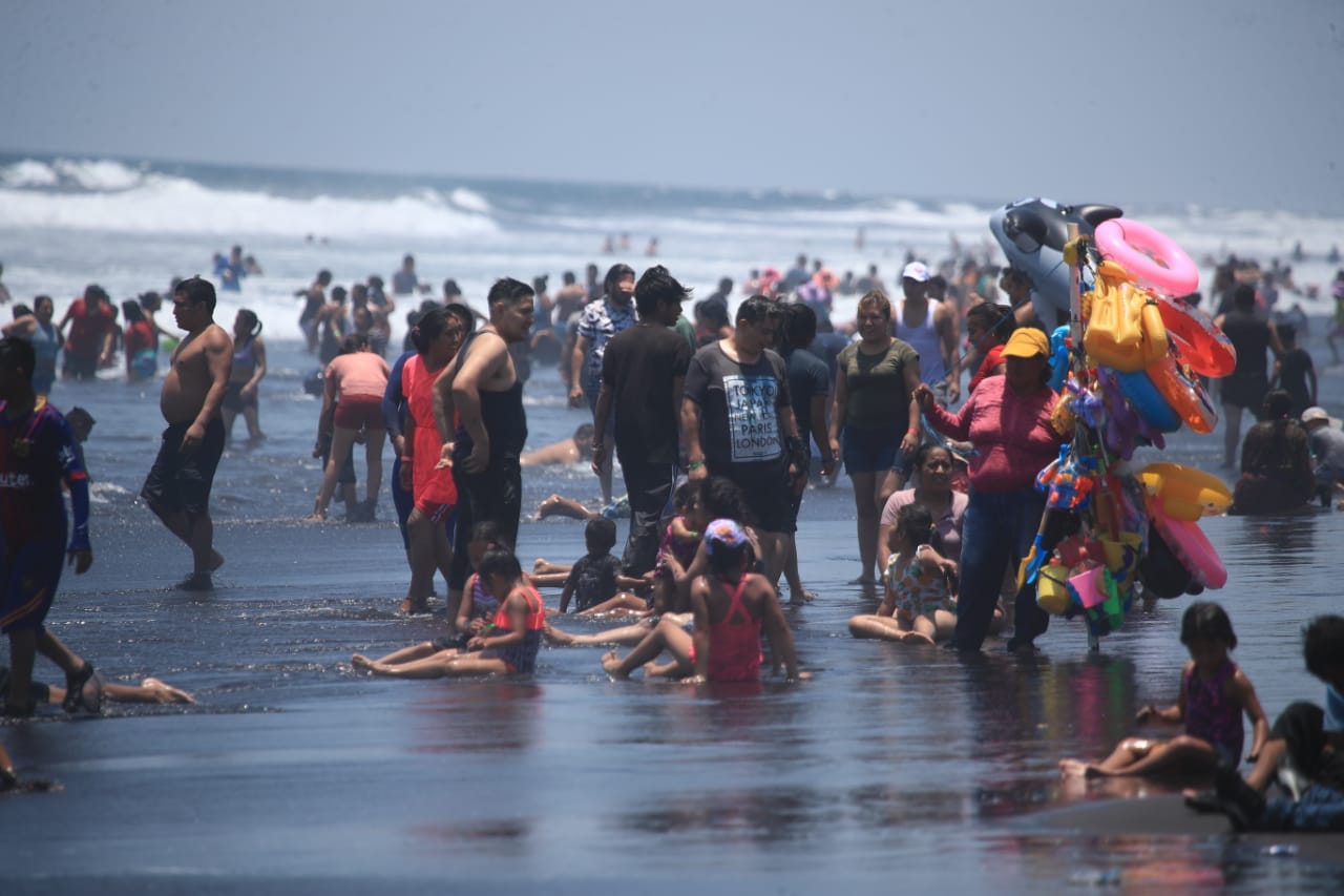 Cientos de familias aún le sacaron provecho a las últimas horas del descanso de Semana Santa, pero muchos olvidaron las prevenciones por la pandemia. (Foto Prensa Libre: Carlos Hernández)