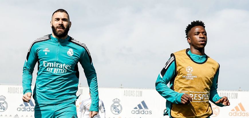 Benzema y Vinicius, durante la práctica merengue de este lunes. (Foto Prensa Libre: Twitter Real Madrid)