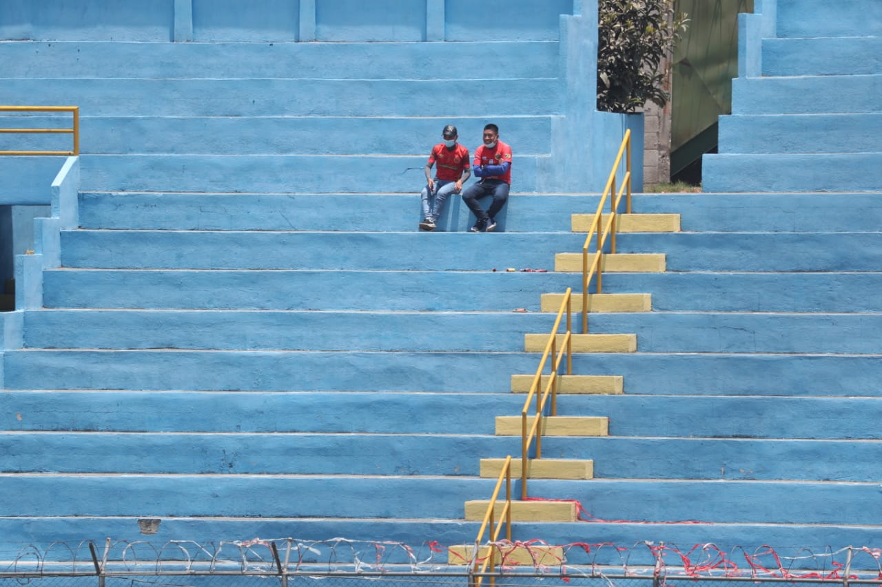 Dos aficionados disfrutan del partido entre Municipal y Sololá en El Trébol. (Foto Prensa Libre: Érick Ávila)