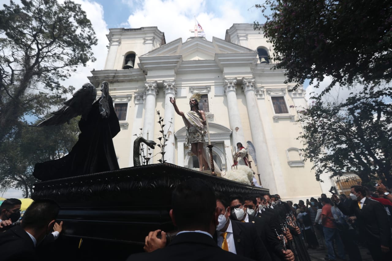 Fotografía de la salida de la procesión de Cristo Resucitado