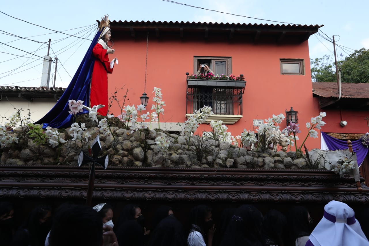 Virgen en las calles de Antigua