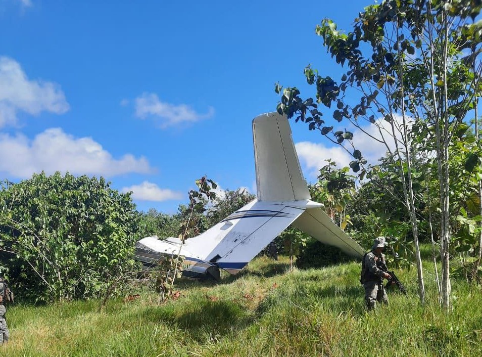 En un área de Sayaxché personas partieron una avionetea que había aterrizado en diciembre del 2021 para despejar la vía y rehabilitar la pista. (Foto: Ejército de Guatemala)