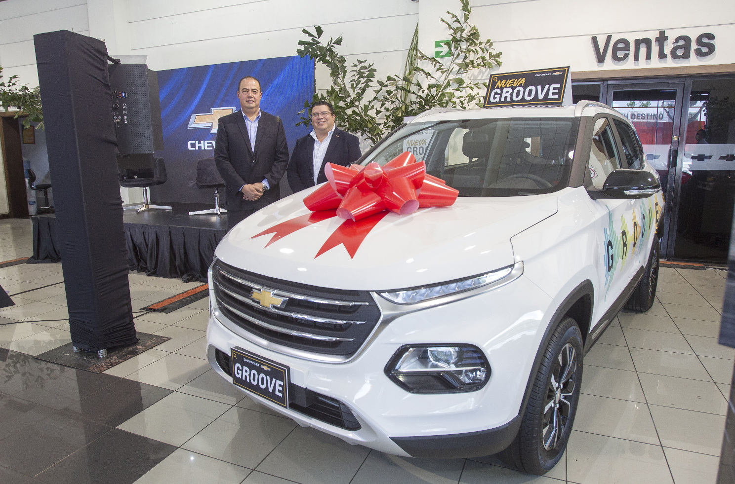 Abraham Castro, director de General Motors para Centroamérica y el Caribe; y José Carlos Castillo, gerente de marca  Chevrolet. Foto Prensa Libre: Norvin Mendoza