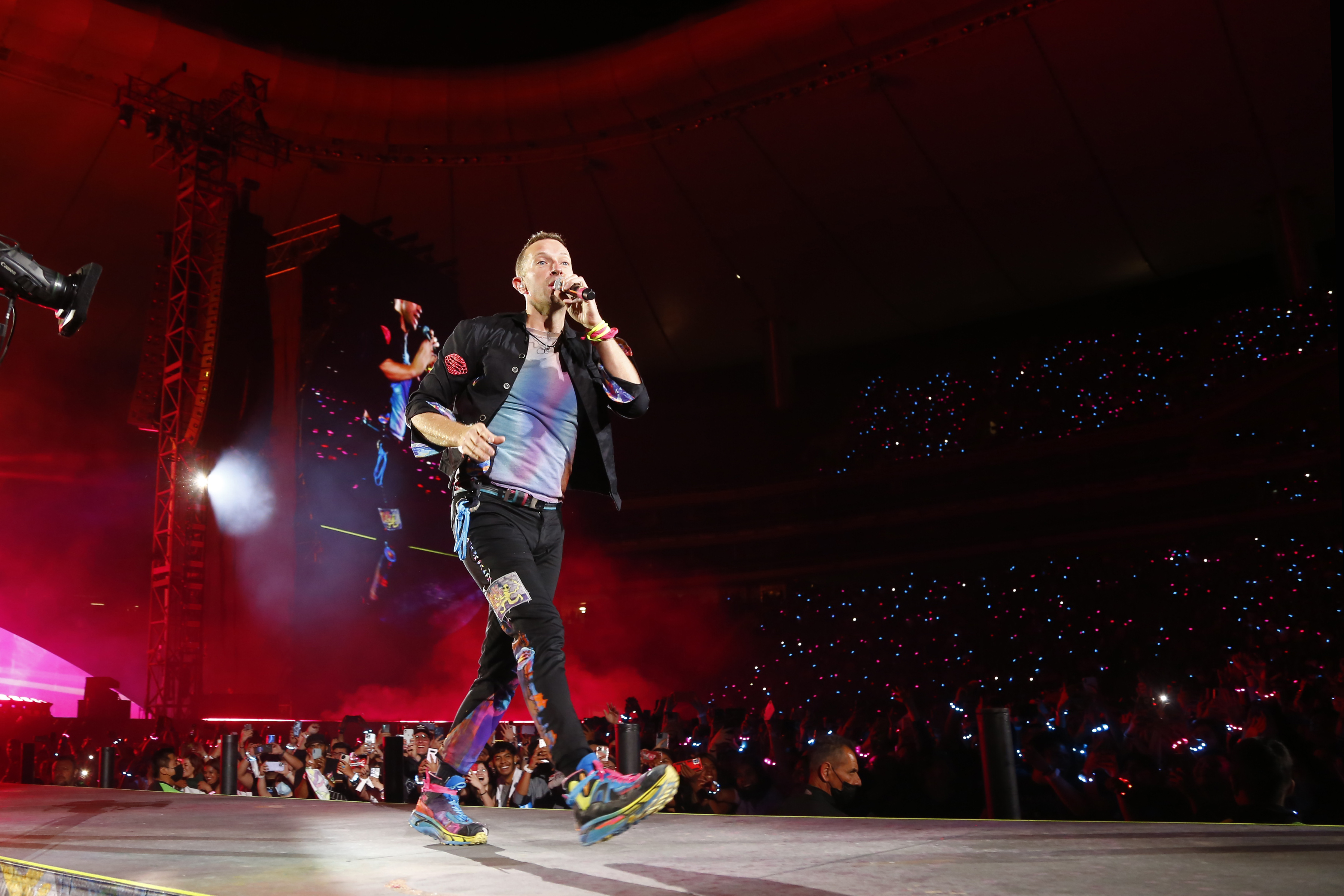 La banda británica de rock-pop Coldplay ofrece durante un concierto en México