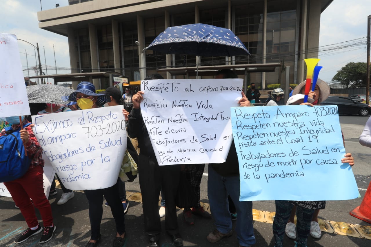 Trabajadores de Salud protestan frente a Torre de Tribunales. (Foto Prensa Libre: María José Bonilla)