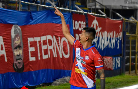 Alejandro Díaz celebró pidiendo perdón a la afición local. Foto Prensa Libre (Xelajú MC twitter)