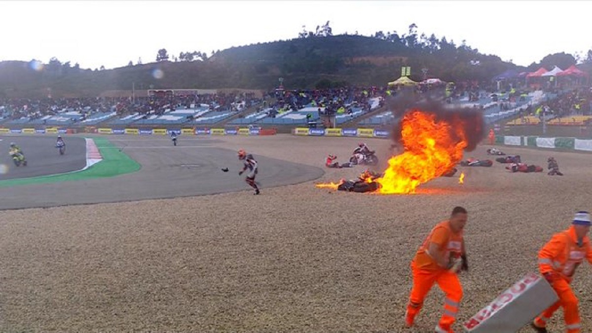 Entre los pilotos afectados, los españoles Aron Canet, que salió desde la pole, Tony Arbolino, Augusto Fernández y Alberto Arenas. Todos ellos se levantaron por su propio pie sin daños aparentes. Foto Prensa Libre (Captura de pantalla)