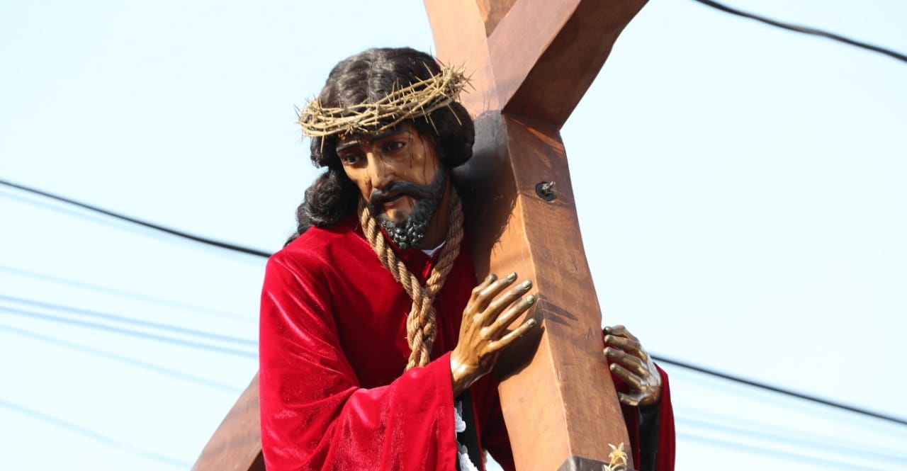 La imagen de Jesús de Nazareno hace su recorrido por las calles de Antigua Guatemala, así como la Virgen Dolorosa de la Merced. (Foto Prensa Libre: María Renee Barrientos)