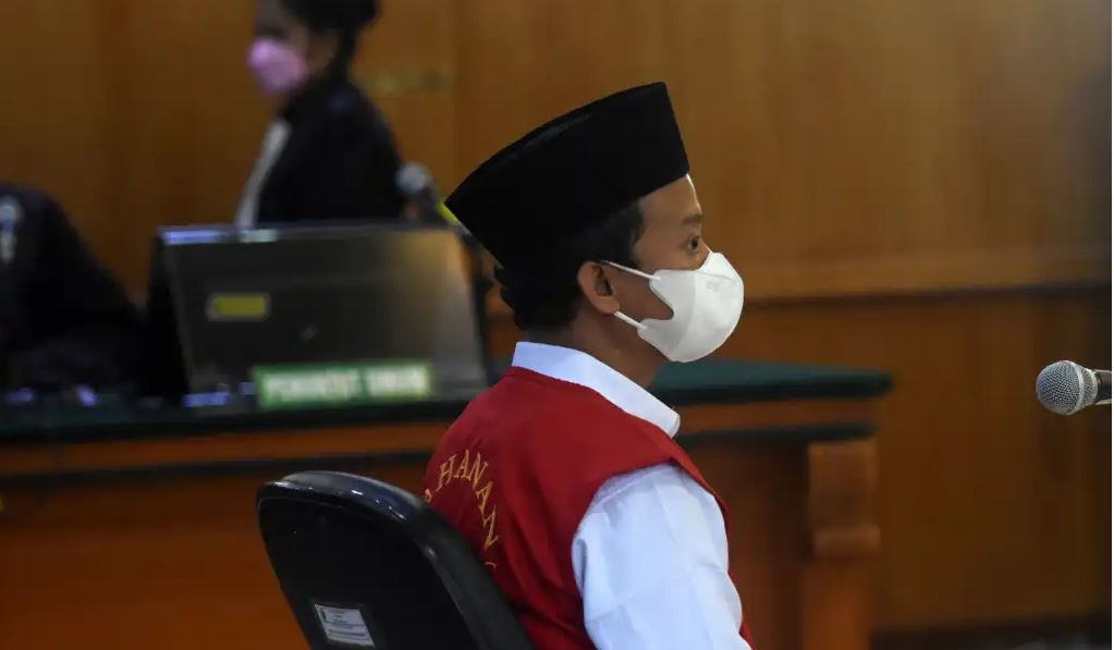  Herry Wirawan, profesor de religión, durante una audiencia en febrero último. (Foto Prensa Libre: EFE)