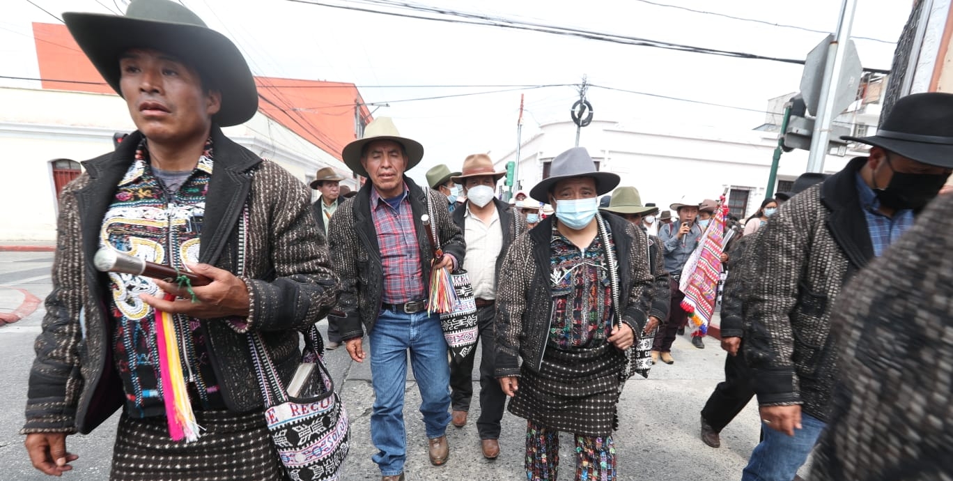 Autoridades indígenas del occidente del país manifiestan frente al Congreso y Casa Presidencial en contra de la reelección de la fiscal general María Consuelo Porras. (Foto Prensa Libre: Roberto Sánchez)