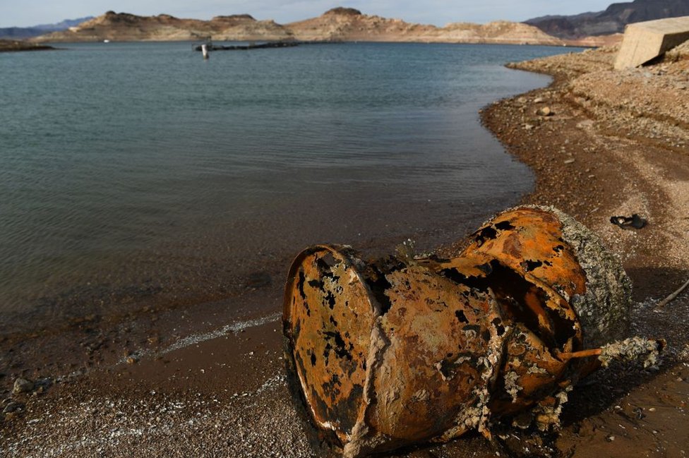 Un barril oxidado ubicado cerca del lugar donde fueron hallados los primeros restos humanos en el lago Mead.