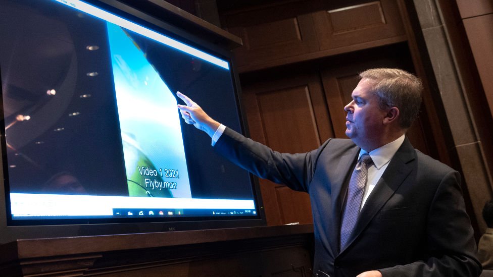 Scott Bray muestra un UAP captado desde un avión militar. (GETTY IMAGES)
