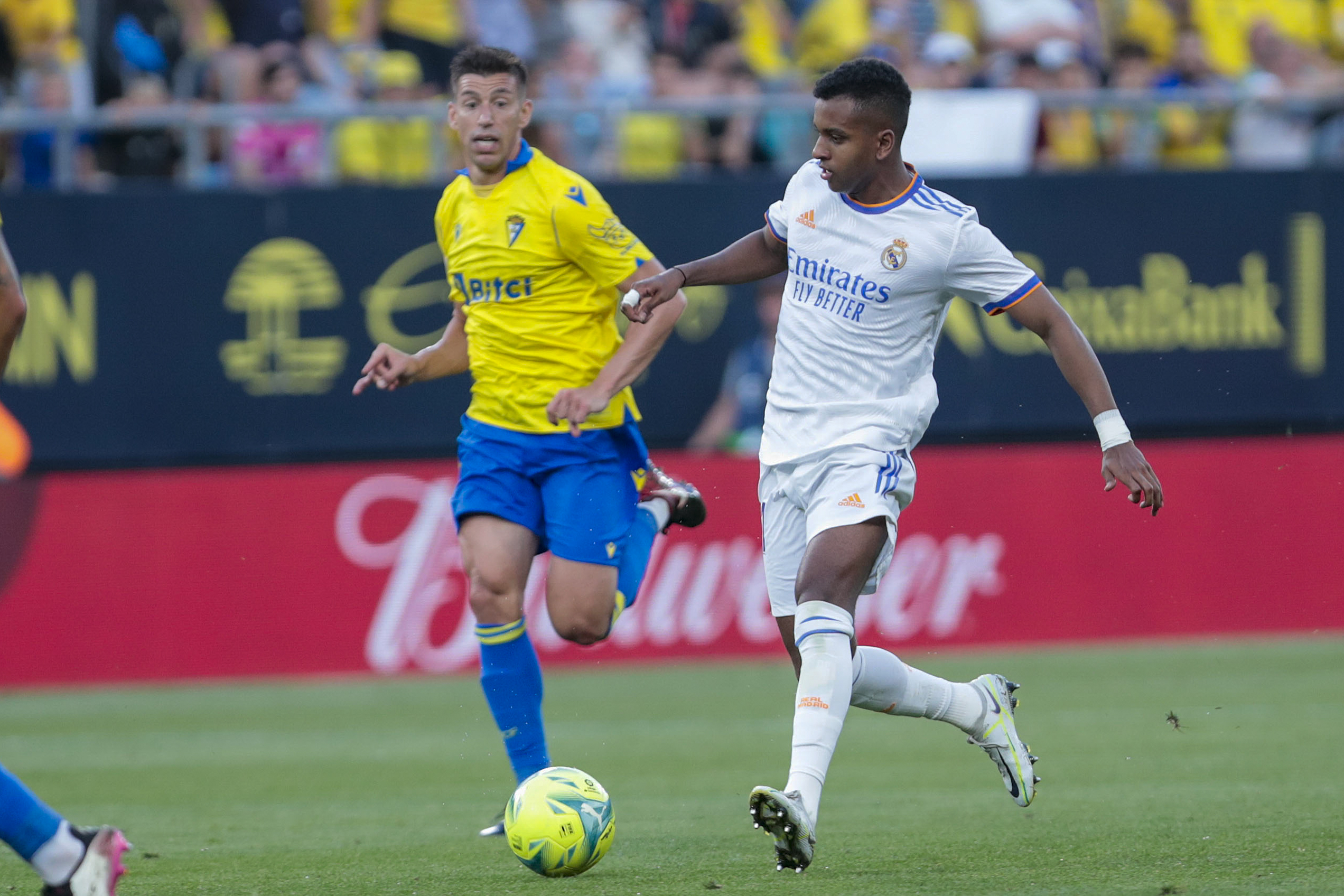 El delantero brasileño del Real Madrid CF, Rodrygo (d) lucha por el balón con el centrocampista del Cádiz CF, Rubén Alcaraz durante el partido de Liga que enfrenta al Cádiz CF y el Real Madrid CF en el Estadio Nuevo Mirandilla. Foto Prensa Libre (EFE)