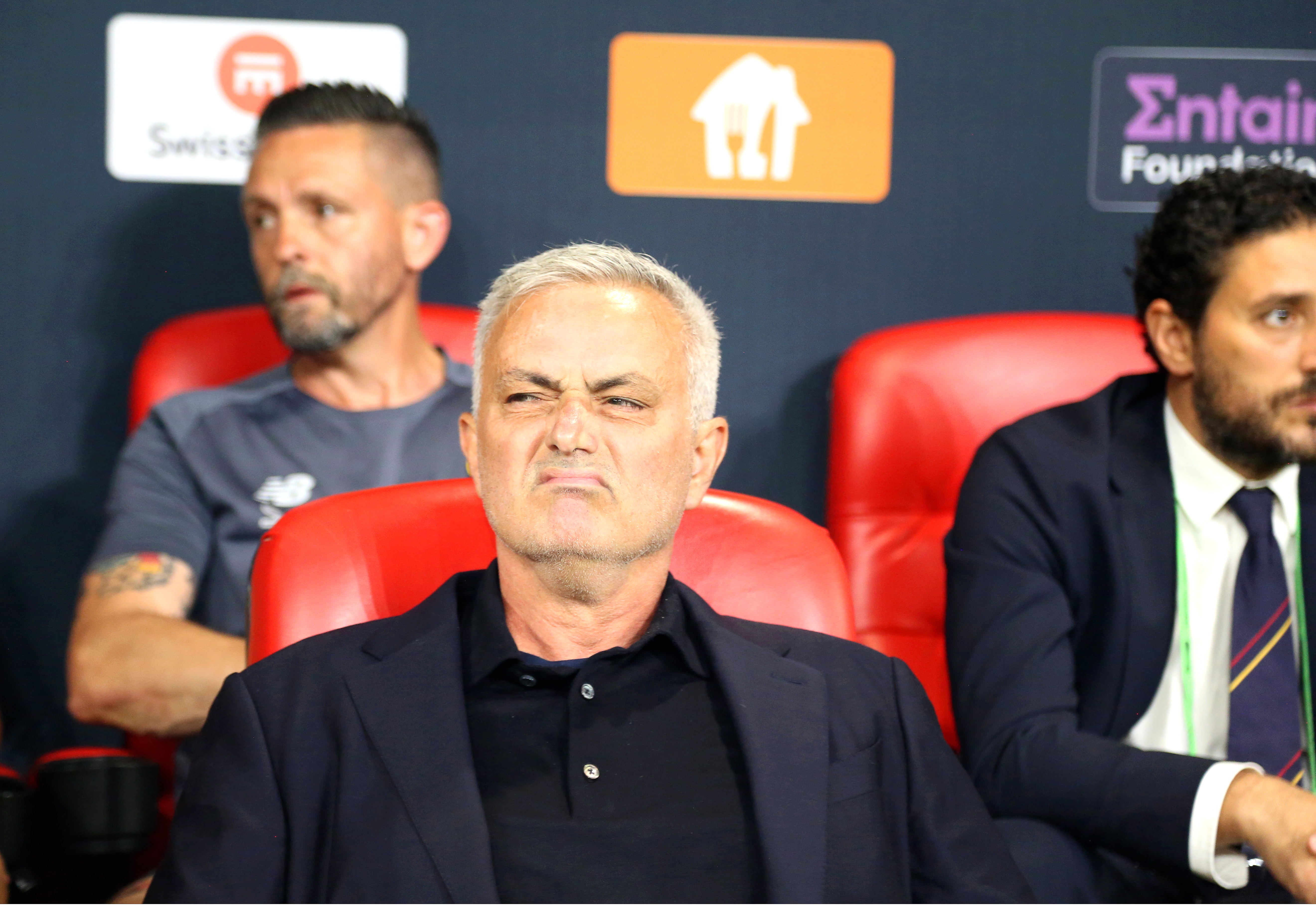 Mourinho y la Roma están cerca de clasificarse a octavos de final de la Europa League, en donde podrían enfrentarse al Barcelona si el equipo español queda eliminado de Champions. (Foto Prensa Libre: EFE)