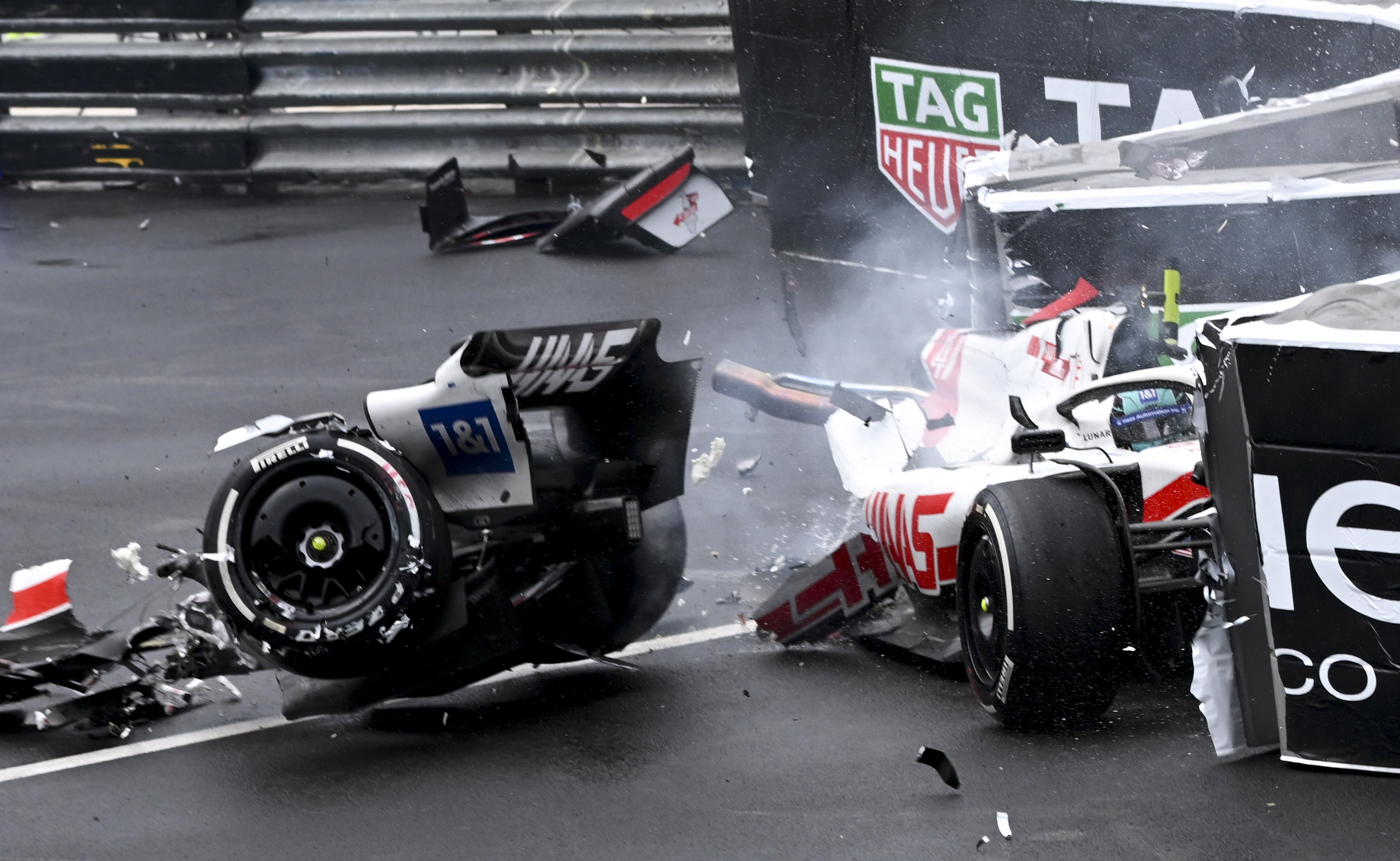 El piloto Mick Schumacher sufrió de un aparatoso accidente en el Mónaco GP. Foto Prensa Libre (EFE)