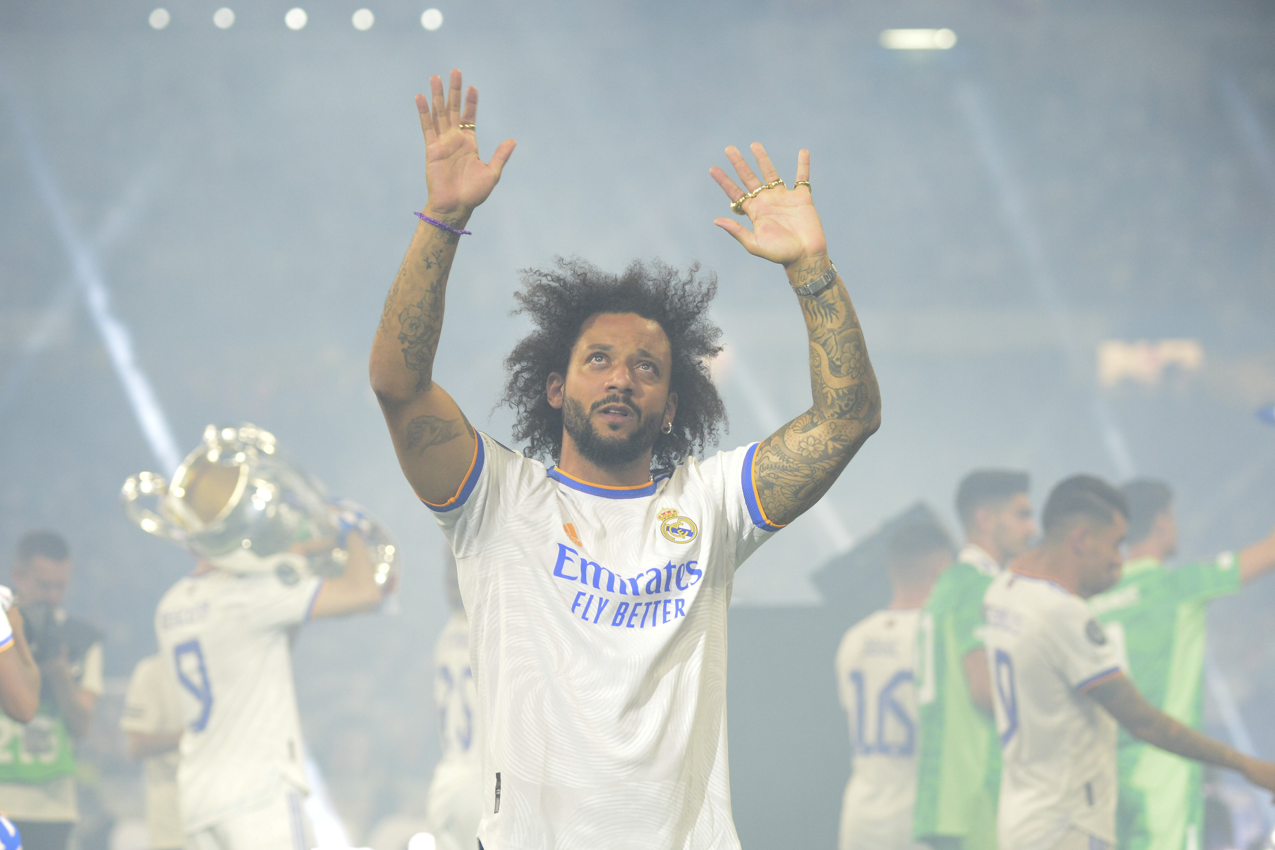 El jugador brasileño del Real Madrid, Marcelo, durante la celebración en el estadio Santiago Bernabéu de la victoria del equipo madridista en la final de la Liga de Campeones. Foto Prensa Libre (EFE)