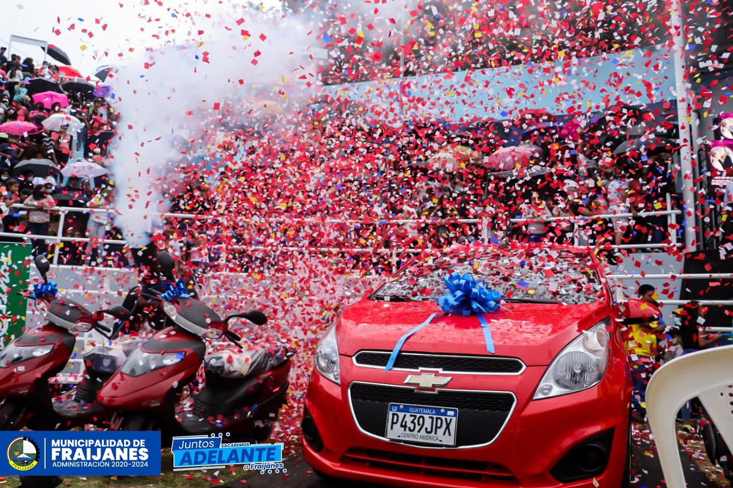 La municipalidad de Fraijanes regaló un carro y cuatro motocicletas durante la celebración de Día de la Madre. (Foto Prensa Libre: Tomada del Facebook de la municipalidad de Fraijanes)
