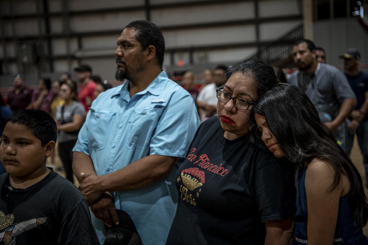 Miembros de la comunidad se reúnen en el estadio Uvalde County Fairplex para rezar por quienes se vieron afectados por la masacre en la escuela primaria Robb Elementary School en Uvalde, Texas, el miércoles 25 de mayo de 2022.