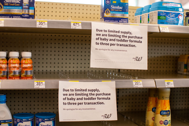 La escasez de leche de fórmula para bebés está empeorando en todo Estados Unidos, lo que hace que a los padres les preocupe cada vez más cómo alimentar a sus hijos. Los estantes de varias tiendas, entre las que están Walgreens, CVS y Walmart, tienen etiquetas con restricciones de compra de fórmula para bebés durante una escasez nacional. (Kaylee Greenlee Beal para The New York Times)