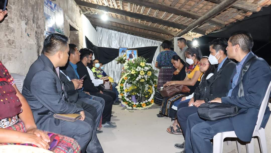 Familiares y amigos le dieron el último adiós al agente de seguridad del Ministerio Público, Santos Carmelo Hernández Siana, en 6 de mayo en la aldea San Gabriel Pasuj, San Miguel Chicaj, Baja Verapaz. Foto Facebook.