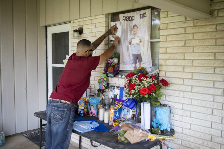 José Manuel Flores padre coloca algunos de los bocadillos y posesiones de su hijo en el pequeño altar que ha improvisado en su casa en Uvalde, Texas, el 28 de mayo de 2022. (Ivan Pierre Aguirre/The New York Times).