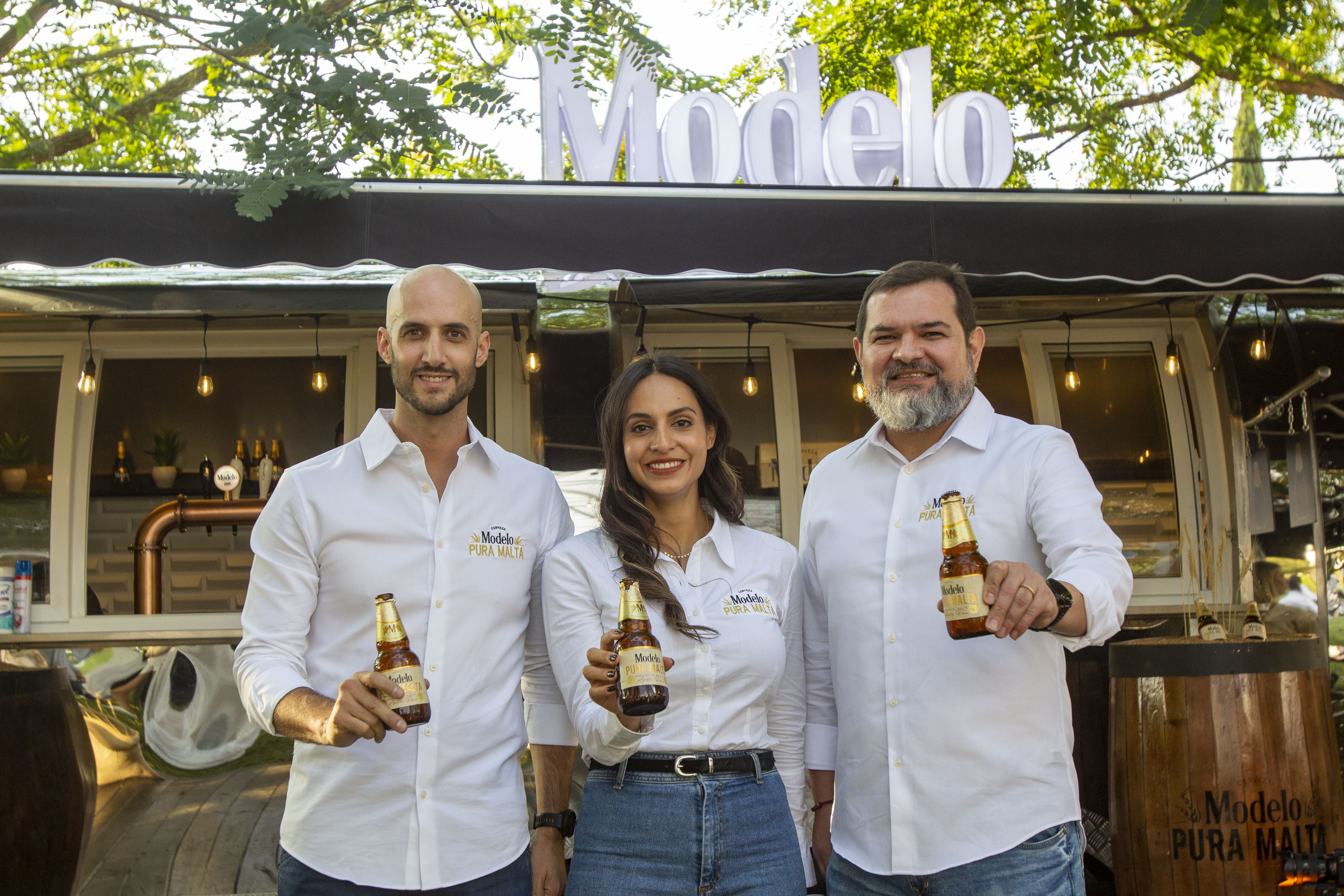  Alejandro Fernández, director de Mercadeo; María José Marroquín, gerente de Cerveza Modelo Guatemala; y Christian Saxton, director general de Cervecería Ambev Guatemala.Foto Prensa Libre: Norvin Mendoza.