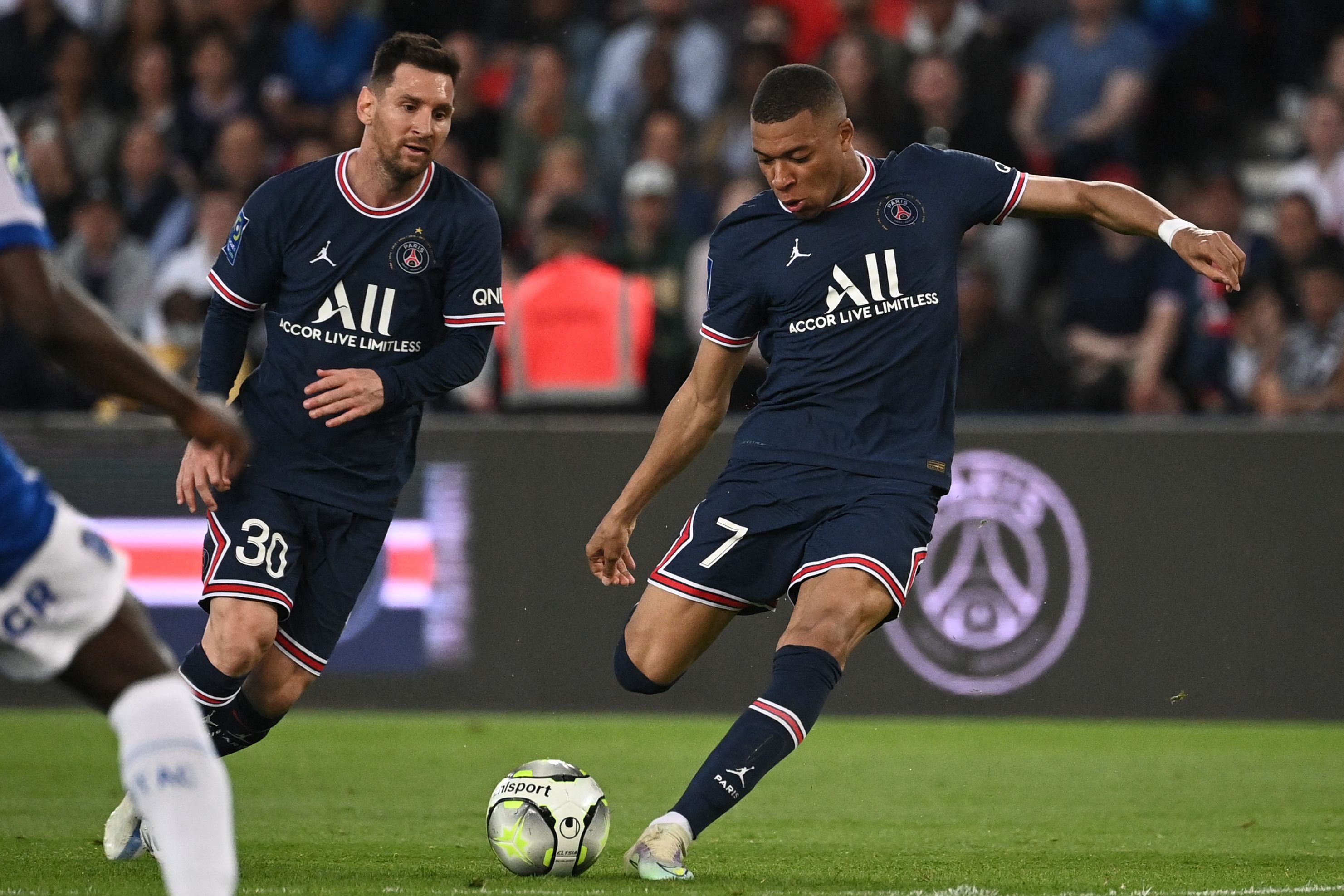 Entre Lionel Messi y Kylian Mbappé fabricaron el gol más ráído en la historia de la Ligue 1. Foto Prensa Libre (AFP)