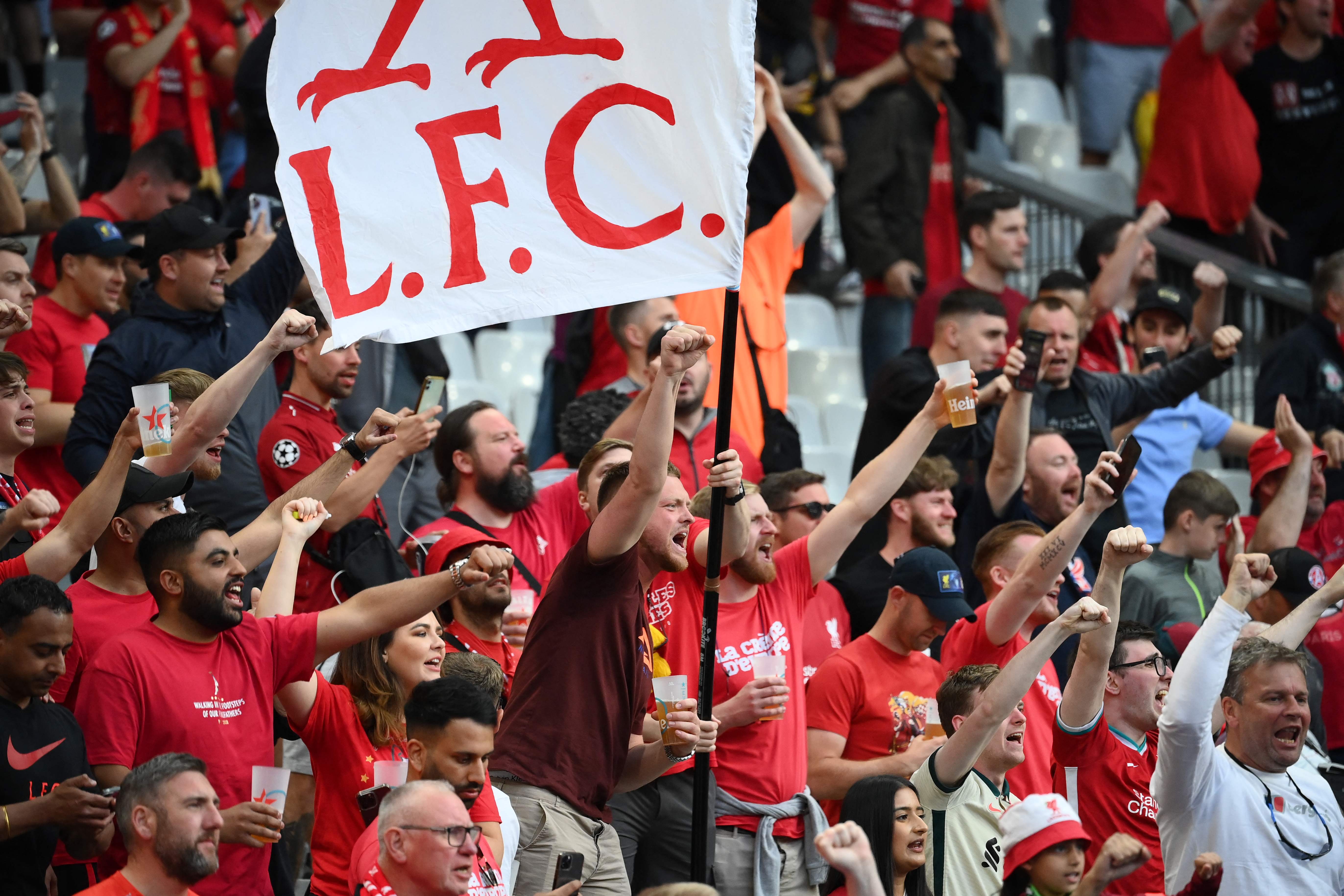 Aficionados del Liverpool en París. (Foto Prensa Libre: AFP)