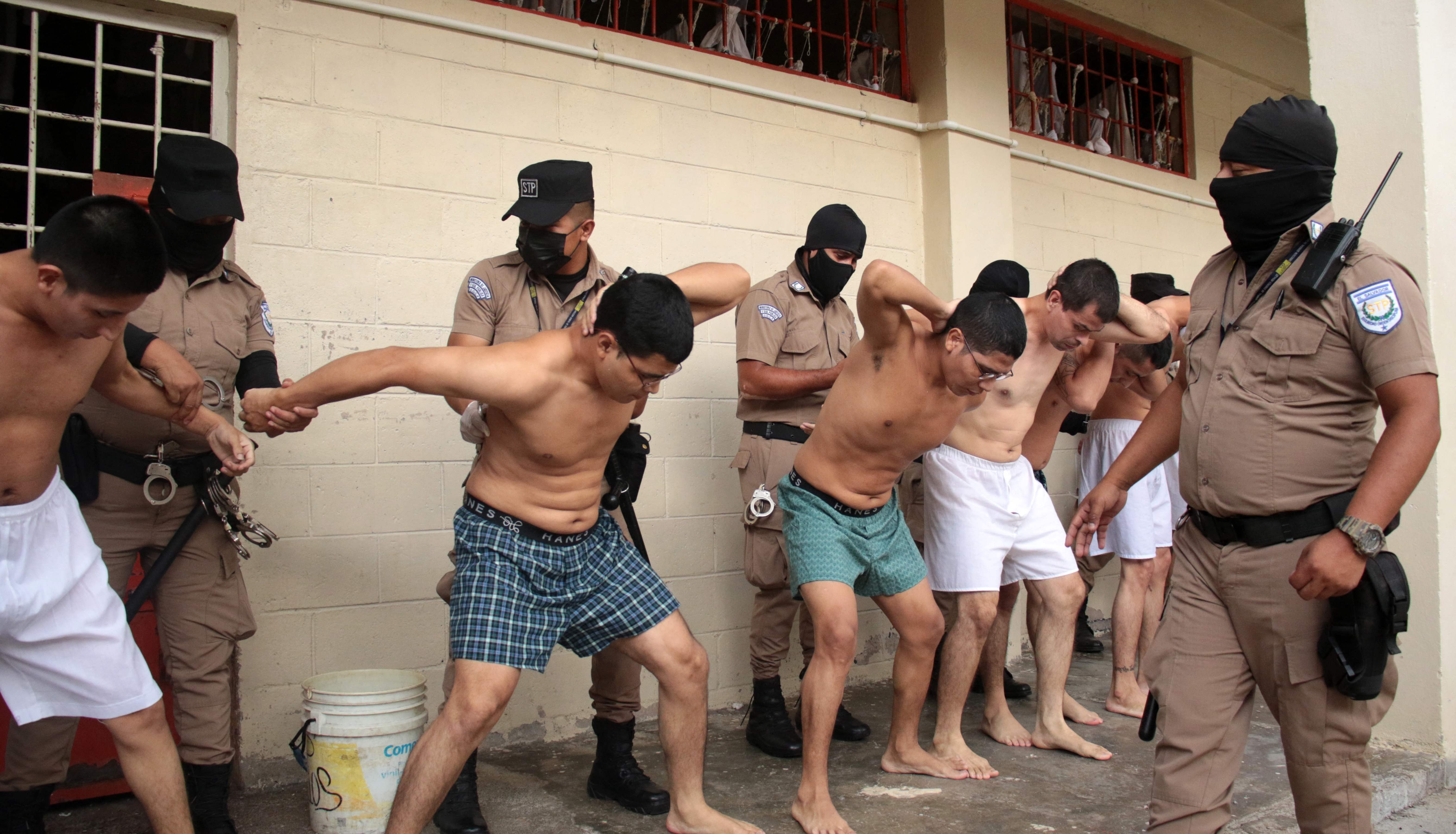 Foto de archivo de la Secretaría de Prensa de la Presidencia de El Salvador que muestra a miembros de la Mara Salvatrucha y Barrio 18 bajo custodia en Ciudad Barrios, El Salvador. (Foto Prensa Libre: AFP) 