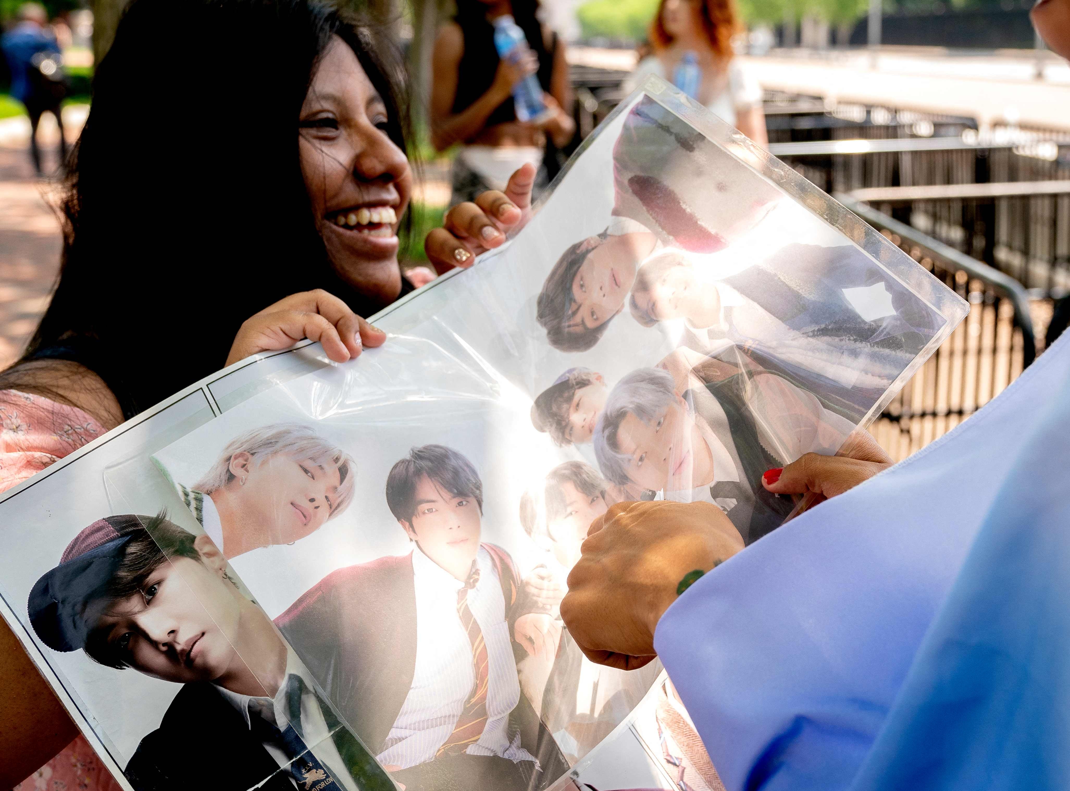 Fanáticas coleccionan diversos artículos de sus artistas K-Pop favoritos. (Fotografía Prensa Libre: AFP)