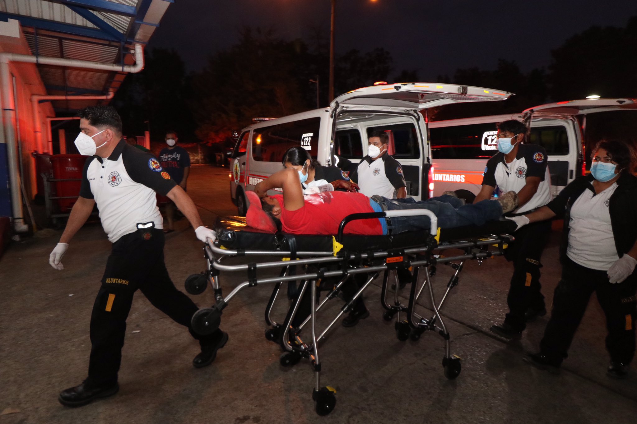 Bomberos Voluntarios trasladan a un herido al Hospital Roosevelt. (Foto: Bomberos Voluntarios)