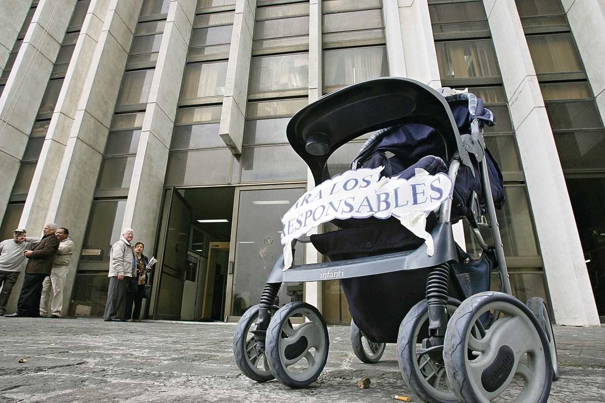 Durante varios años, mujeres víctimas de robo de niños han exigido justicia frente al Organismo Judicial. (Foto Prensa Libre: Hemeroteca PL).