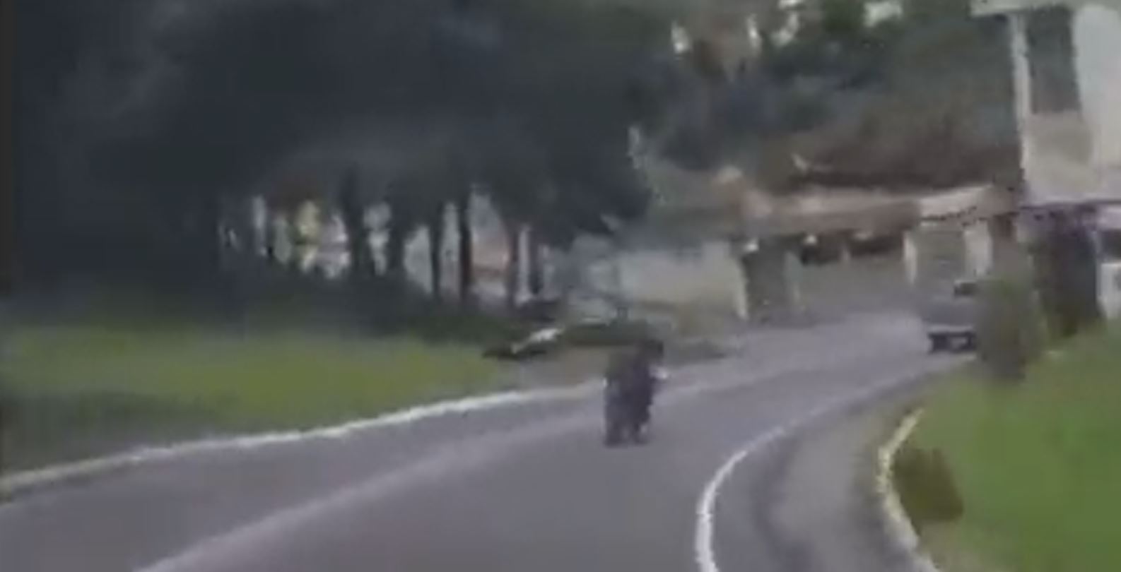 Captan a motorista zigzagueando en el camino antes de chocar contra un camión. 