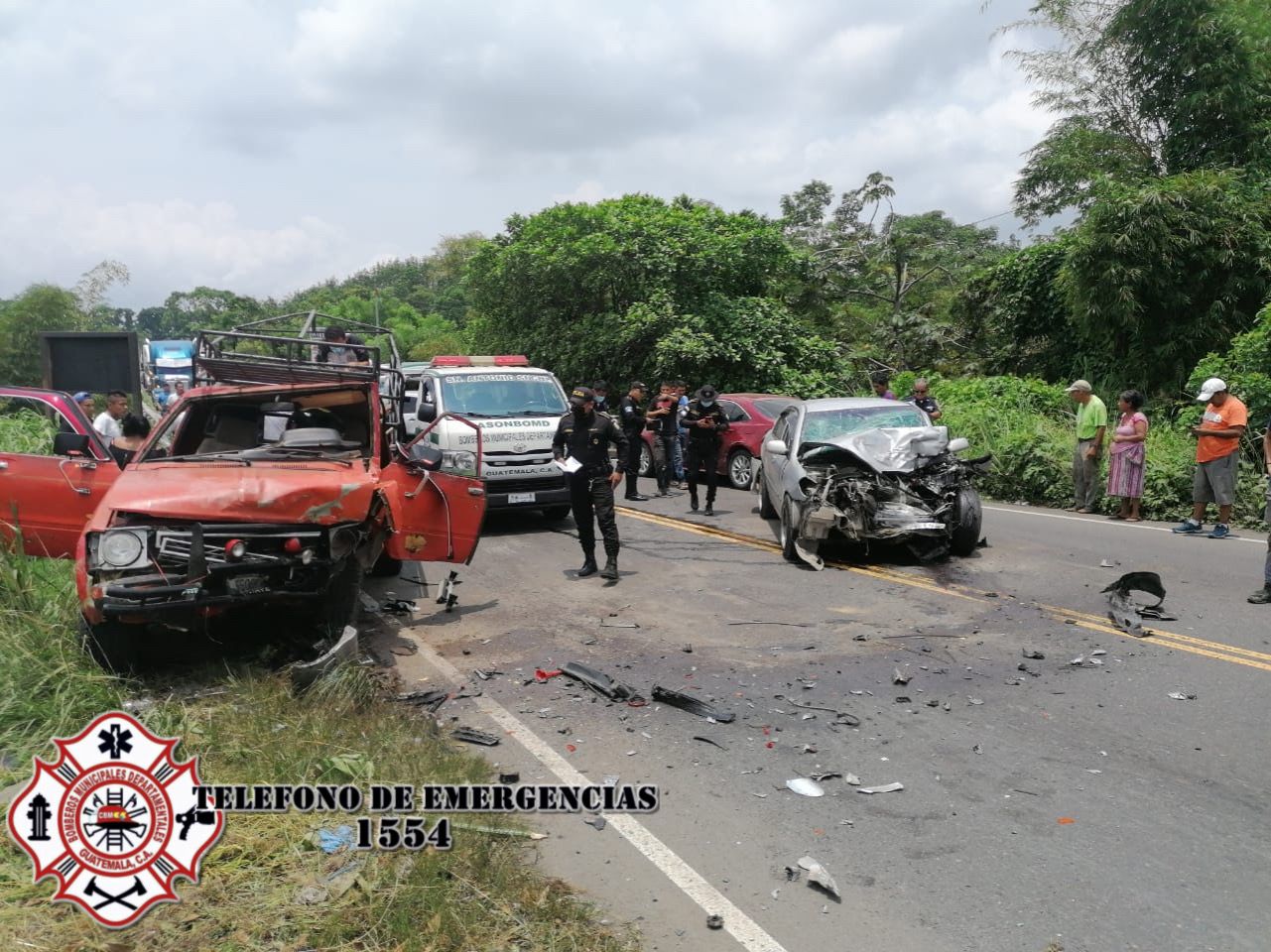 Dos vehículos chocaron de frente en la ruta a suroccidente, Suchitepéquez, donde murieron dos personas. (Foto Prensa Libre: M. Túnchez)