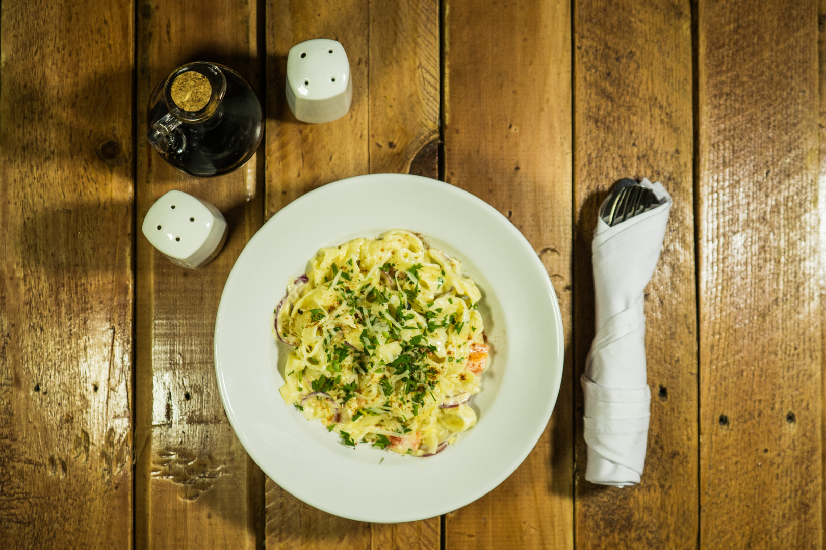 Fettuccine de chipilín es un exquisito platillo, con el que se puede aprender a hacer la pasta en casa, preparado por el chef Tebni Aldana. (Foto Prensa Libre, cortesía de Tebni Aldana)