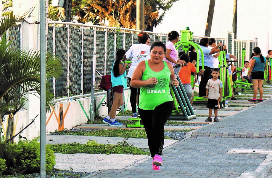 Varias comunas han instalado máquinas para que los guatemaltecos se ejerciten al aire libre, la mayoría cerca de ciclovías, como esta de Puerto Barrios Izabal. (Foto Prensa Libre: Hemeroteca PL).