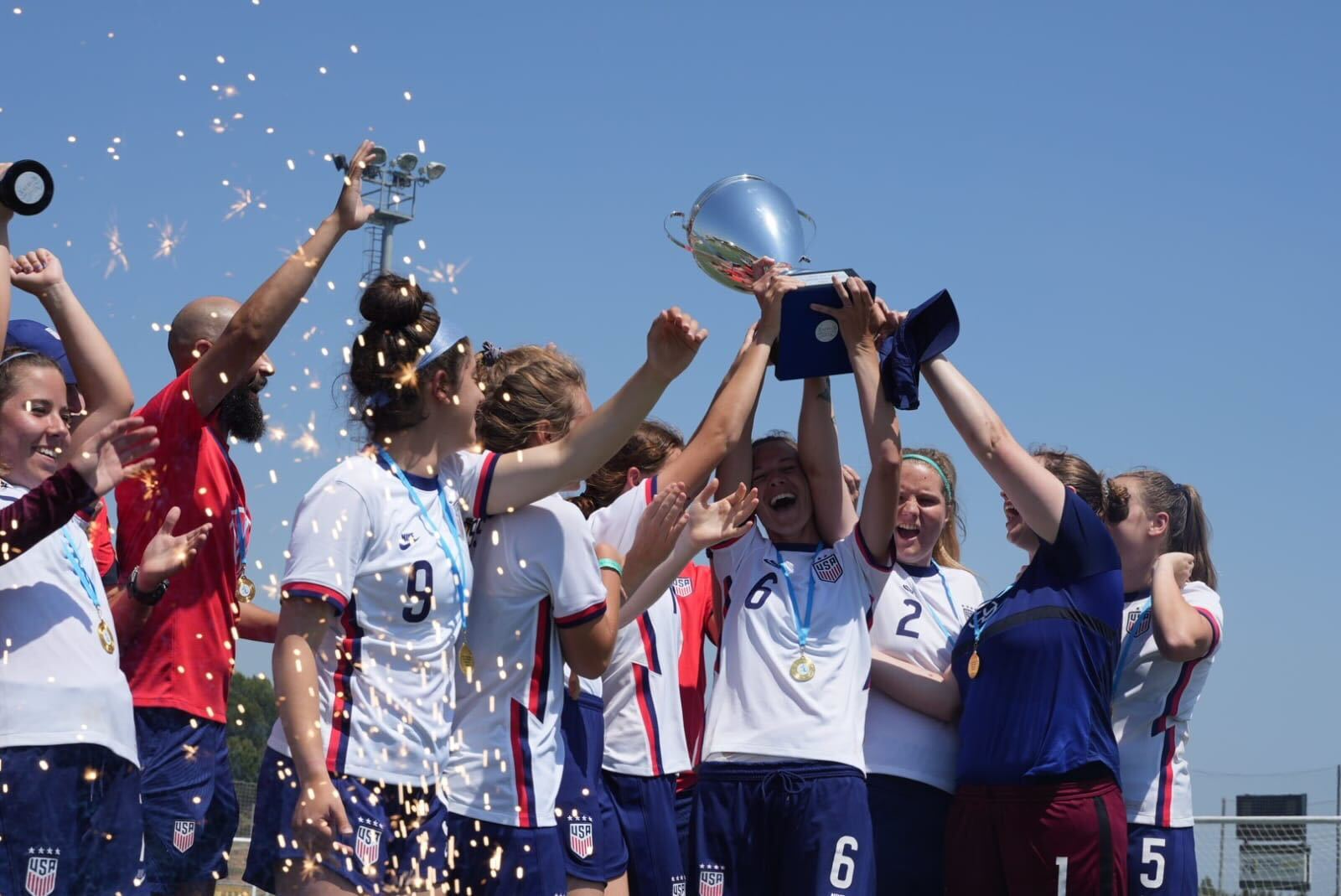 Con los nuevos contratos, por primera vez hombres y mujeres recibirán la misma tarifa por representar a Estados Unidos en partidos y torneos internacionales de fútbol. (Foto Federación de Estados Unidos).