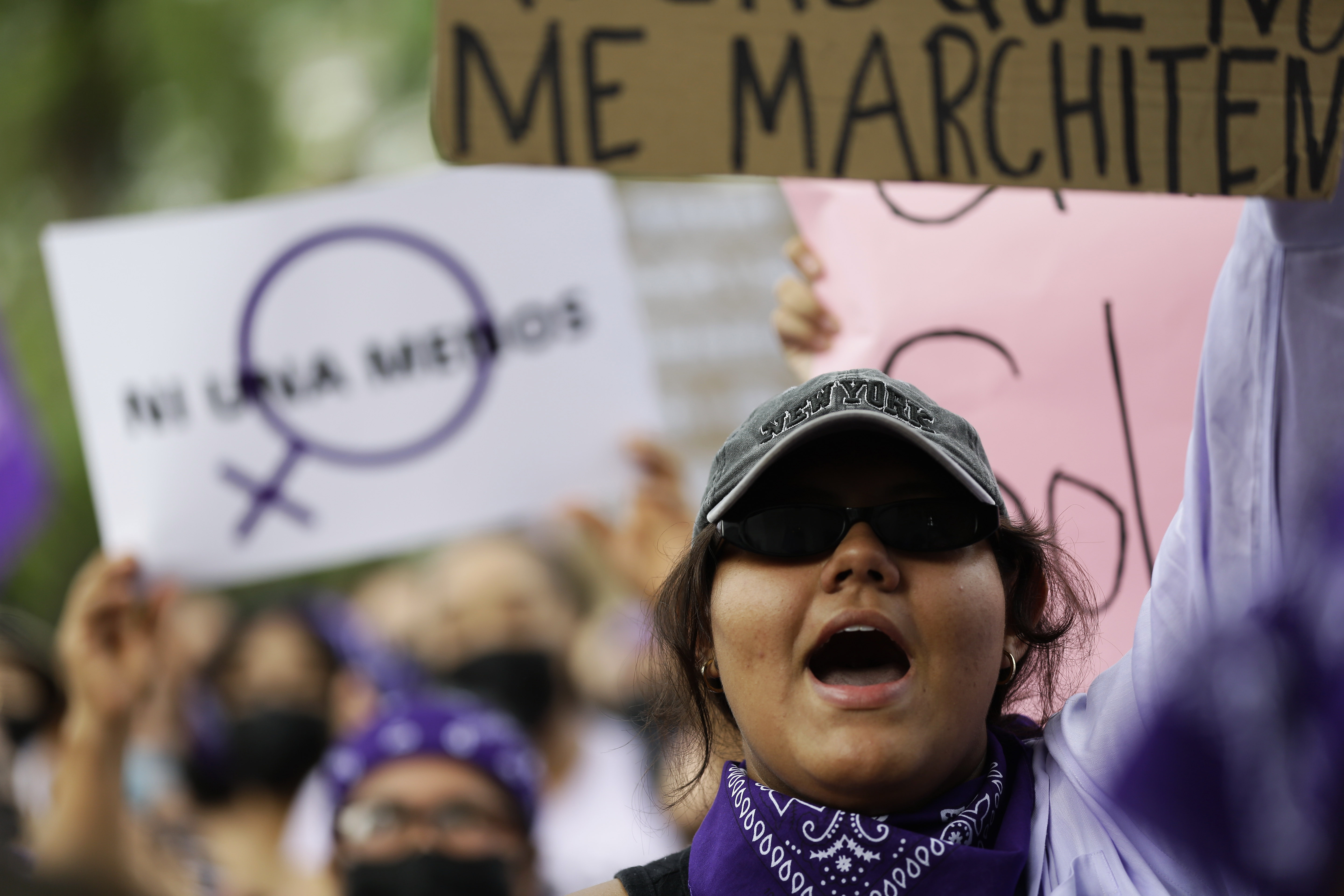 Grupos feministas protestan en reclamo por los derechos de las mujeres, en Ciudad de Panamá, Panamá, el 10 de mayo. (Foto Prensa Libre: Bienvenido Velasco/EFE)